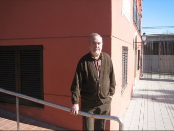 Josep Palou, al davant de l'edifici de l'Ajuntament de Sant Jordi Desvalls. Palou és el síndic de Sant Jordi des del 2008. JORDI FERRER