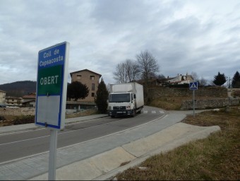 Un camió a l'accés al Capsacosta des de Sant Pau de Segúries. J.C