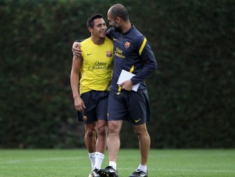 Alexis, abraçat amb Guardiola FCBARCELONA.CAT