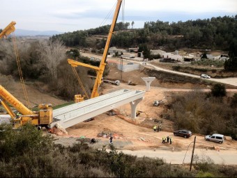 Els tècnics acabaran de col·locar avui les sis bigues gegantines que donen forma al pont. EL PUNT AVUI