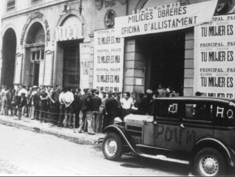 Milicians a les portes de l'oficina d'allistament , habilitades en un teatre. MHC