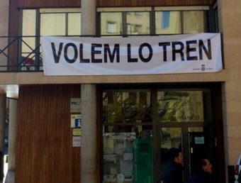 La pancarta reivindicativa ‘Volem lo tren', a l'Ajuntament de Tremp ACN