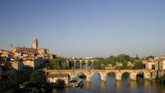 La catedral de Santa Cecília i el pont vell sobre el riu Tarn són els dos emblemes d'Albi.Cooperativa de vins a Labastide de Lévis. TURISME DEL TARN M.M