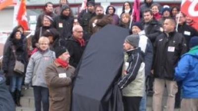 Enterrament simbòlic en la manifestació dels funcionaris dels impostos de Perpinyà. J.M. ARTOZOUL