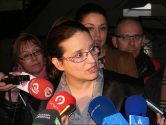 Mònica Oltra fa unes declaracions als mitjans de comunicació. E. PEIRÓ