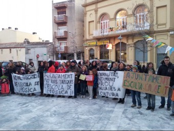 Pares, mestres i alumnes de l'escola de música, ahir, durant la concentració de protesta davant l'Ajuntament O.V