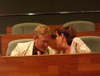 Beguer i Herrada intercanvien opinions al seu escó de regidors. ESCORCOLL