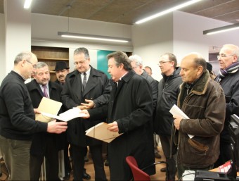 Bellera, Ubach i Orrit, a l'esquerra, entreguen el manifest i les signatures al resposnable de l'oficina de la delegació del govern al Pirineu. D.M