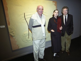 Antoni Tàpies amb la seva dona, Teresa Barba , el dia de la presentació de la seva mostra a la Fontana d'Or. MANEL LLADÓ