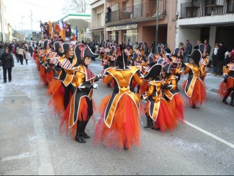 Més de seixanta colles participen en la XXXI Rua del Carnaval de l'Amistat d'aquest any.  J.CASAS