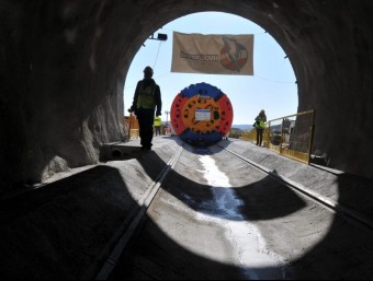 La tuneladora, vista des de l'interior dels primers metres del túnel. ROBIN TOWNSEND / EFE