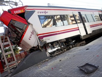 Estat en què ha quedat la capçalera del tren accidentat aquest matí a Mataró EFE