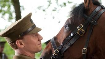 El capità Nicholls  (Tom Hiddleston) i el cavall Joey a ‘War horse (Caballo de batalla)'  WALT DISNEY