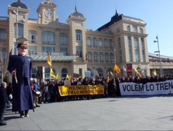 Un moment de la manifestació d'aquest dissabte, davant l'estació de Lleida-Pirineus ACN