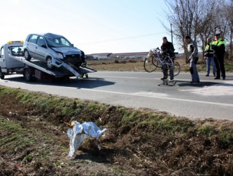 Estat en què han quedat el turisme i les bicicletes accidentades, aquest diumenge a Vallfogona de Balaguer ACN