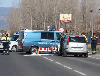 Els Mossos d'Esquadra investigant els fets després de l'accident a Vallfogona de Balaguer SALVADOR MIRET / ACN