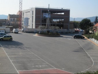 Una imatge de la plaça Rafael Masó, amb l'edifici de la nova biblioteca al fons. EL PUNT AVUI