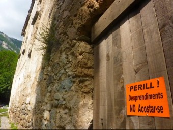 Un cartell avisa del perill d'entrar a l'antiga rectoria, durant la celebració de l'últim aplec de Sant Aniol.  R. E