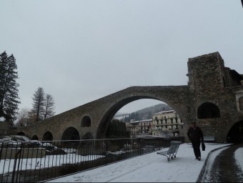 Una imatge del popular pont de Camprodon, amb els carrers nevats, ahir al matí. J.C