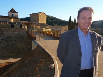Jordi Xargay fotografiat divendres davant del castell de Palol, que s'està rehabilitant. R. E