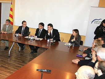 La reunió del conseller amb representants dels ajuntaments del Pla de l'Estany. MANEL LLADÓ