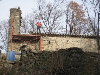 Un detall de les obres que s'han realitzat a l'ermita romànica de Sant Feliu. EL PUNT