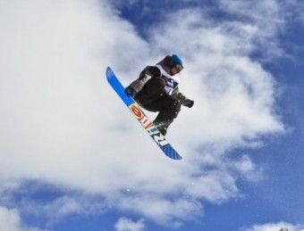 Un salt d'snowboard a Portainé, al Pallars Sobirà. ARXIU