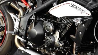El motor exerceix un bon protagonisme dins el conjunt de formes contundents d'aquesta moto.