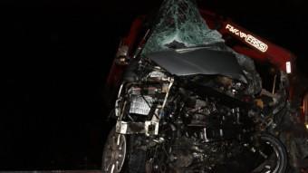 L'estat en què va quedar la furgoneta Volkswagen on hi viatjaven els tres homes i les dues dones que van resultar morts ACN
