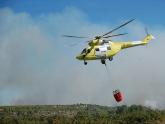 Un helicòpter realitza tasques d'extinció de l'incendi del 2010. B. SILVESTRE