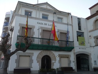 Les banderes catalana, espanyola i municipal onegen a Sant Pol de Mar després què la polèmica acabés als tribunals M. TERESA MÀRQUEZ