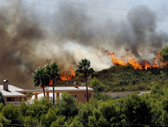 Incendi del 2010 a la vora d'un habitatge al terme municipal d'Ontinyent. ARXIU