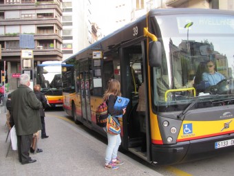 Un autobús, parat, a la plaça Marquès de Camps de Girona. D. VILÀ