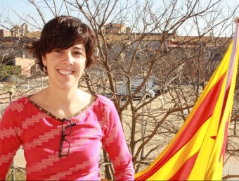 L'alcaldessa de Viladamat Irene Palol, en el balcó de l'ajuntament, amb una estelada al fons J.P