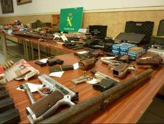 Part de l'arsenal que la Guàrdia Civil ha comissat als implicats en l'operació policial Ò. PINILLA