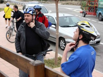 Oriol Junqueras, a l'esquera, amb Alfred Bosc en la bicicletada en defensa de l'Ebre ACN