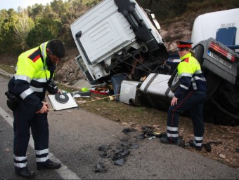 Agents dels Mossos inspeccionen l’escenari de l’accident d’aquest matí a la N-II, a Girona ACN