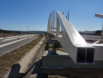 Extrem del viaducte , que estan muntant a la banda sud de l'autovia A-26, a l'alçada de Besalú, en una imatge d'ahir al migdia. R. E
