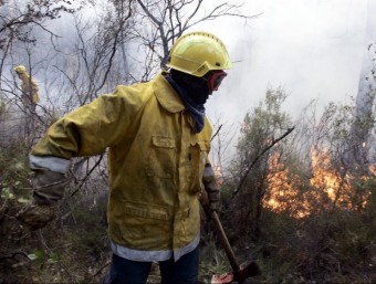 Un bomber combatent l'avanç del foc a prop de Gerri de Sal, al terme municipal del Baix Pallars. MARTA LLUVICH / ACN