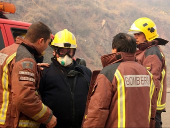 Bombers treballant a l'incendi que afecta el municipi del Baix Pallars ACN