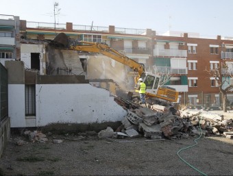 Les màquines, treballant per enderrocar l'antic edifici dels habitatges de mestres de l'escola Pascual Cañís. ARXIU