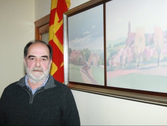 Josep Pi, en la sala de plens , davant del quadre de Casademont “Le Vieux”. J. PUNTÍ