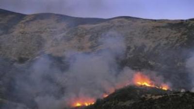 Flames del foc de la Ribagorça a prop del nucli d'Estet, a Montanui ÁNGEL SAHÚN / EFE