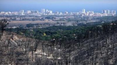 Els efectes de l'incendi a l'alçada de Solius, molt a prop d'on es va originar el foc, amb la platja de Santa Cristina d'Aro al fons, en una imatge d'ahir. MANEL LLADÓ