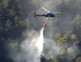 Un helicòpter bombarder treballant en les tasques d'extinció de l'incendi de Baix Pallars ACN