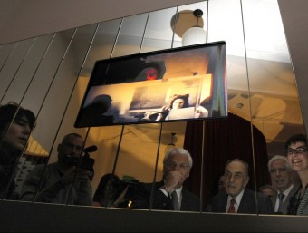 Montse Aguer, Antoni Pitxot, Ramon Boixadós i Ferran Mascarell observen la filmació de ‘Dalí pintant Gala', ahir al castell de Púbol. LLUÍS SERRAT