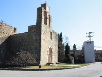 Església de Santa Maria de la Tallada, amb el transformador i la línia elèctrica. J. PUNTÍ