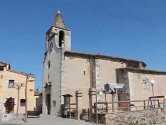 L'església de Santa Maria de Salitja , a Vilobí d'Onyar, amb el campanar afectat al fons. ELPUNTAVUI