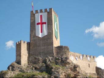 Castell de Banyeres de Mariola ornat amb penons per a les festes de Moros i Cristians. B. SILVESTRE