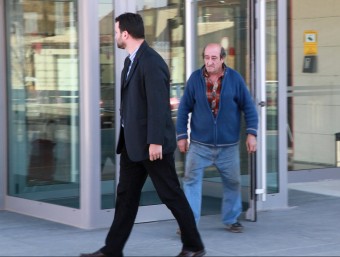 Joan Portell darrera del seu advocat, Gregori Martínez, sortint del jutjat. JOAN SABATER